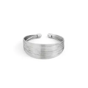 Primo piano di un bracciale rigido aperto argento a più fili minimalista