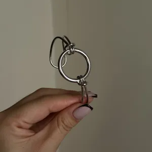 Vista dettagliata di un bracciale rigido aperto argento multistrato dal design minimal