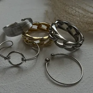 Collezione di bracciali a fascia minimalisti in argento e oro e polsini a catena spessi
