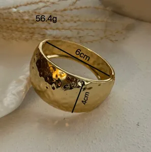 Detailansicht des schweren goldenen Armreifs mit 6 cm Durchmesser und 4 cm Breite