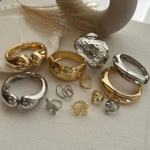 Sammlung von massiven klobigen Gold- und Silberarmreifen und Schmetterlingsringen