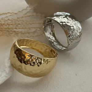 Detailansicht massiver Legierung-Armreifen mit Hammerschlag-Struktur in Gold und Silber
