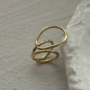 Detaillierte Nahaufnahme eines minimalistischen goldfarbenen unregelmäßigen hohlen Rings
