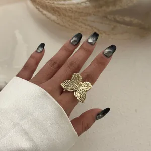 Nahaufnahme eines großen goldfarbenen Schmetterlingsrings mit feinen Flügelmustern.