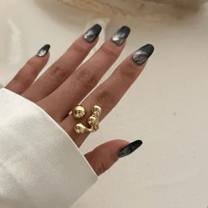 Detailansicht eines unregelmäßigen Goldrings mit glänzendem Flüssigmetall-Finish