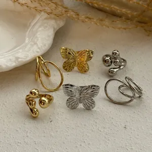 Detailansicht von Gold- und Silberringen mit Schmetterling- und Abstrakt-Design