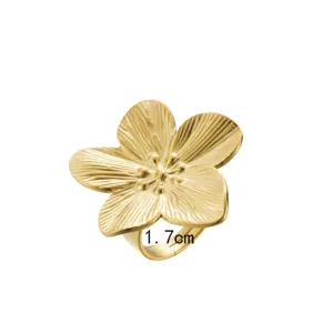 Detailansicht eines goldfarbenen Blumenrings mit 1,7 cm Innendurchmesser