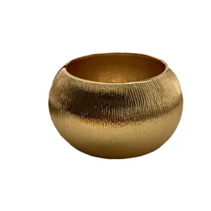 Strukturierter goldener Metall-Armreif mit einzigartigem vertikalem Rippen-Design