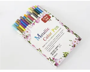 Detailansicht eines 30er-Sets metallischer Farbstifte in einer floralen Box
