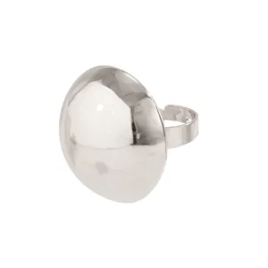 Nahaufnahme eines minimalistischen silbernen Kuppelrings mit glänzendem Metallic-Finish