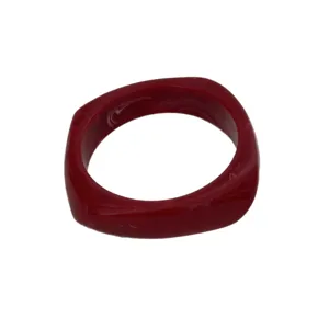 Eleganter geometrischer Damen Armreif aus Acryl in Angola-Rot mit feiner Marmorierung