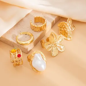 Detaillierte Ansicht der Vintage-Goldringe mit Barockperle und elegantem Blumendesign.