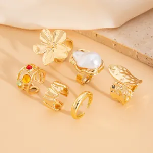 Detailansicht von 6-teiligem Retro-Goldring-Set mit Blumen- und Barockperlen-Elementen.