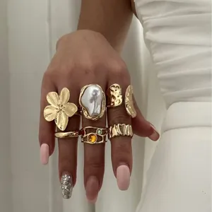 Vintage Gold Legierung Galvanisiert Barock Künstliche Perle Blumenring Kollektion für Damen Retro Mode Schmuck Fingerring