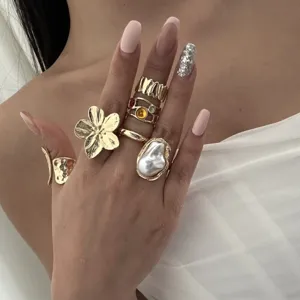 Vintage vergoldetes Ring-Set mit großer Blume und Barockperle an der Hand des Models