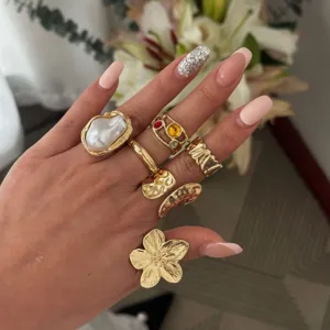 Elegantes Set aus vergoldeten Retro-Ringen mit einer Barockperle und Blumendesign