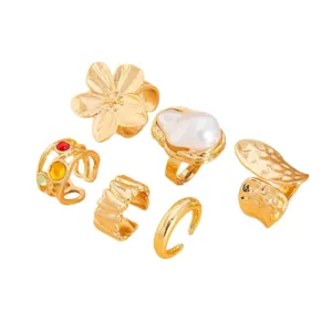 Vintage-Ring-Set aus vergoldeter Legierung mit Blumenmotiven und Barockperlen-Akzenten