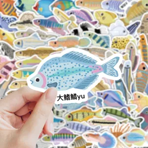 Primer plano del lindo adhesivo impermeable de pescado azul para manualidades infantiles.