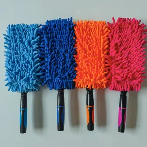 Vier bunte Mikrofaser-Chenille-Staubwedel in Hellblau, Dunkelblau, Orange und Pinkfarben