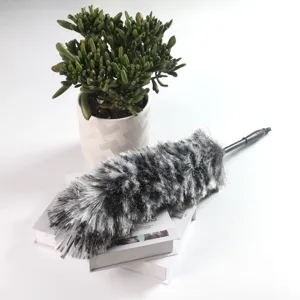 Detailaufnahme des flexiblen Mikrofaser-Staubtuchs mit flauschigen grauen Borsten.