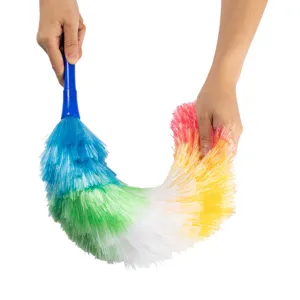 Primer plano detallado del plumero electrostático colorido con cerdas muy flexibles.