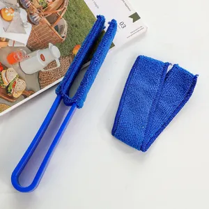 Vista detallada del limpiador de persianas de microfibra azul con funda de repuesto