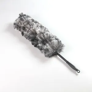 Detailansicht des schwarz-weißen Staubwedels mit Bürstenkopf für die tägliche Reinigung.