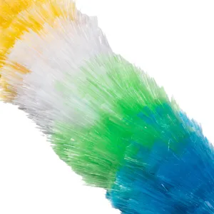 Primer plano de las cerdas coloridas del plumero electrostático, fibras suaves de limpieza.