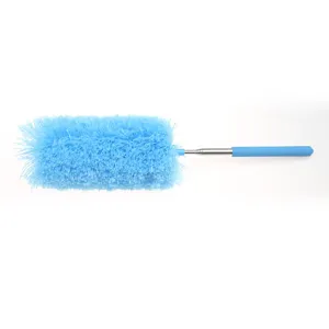 Nahaufnahme des flauschigen blauen Mikrofaserduschers mit ausziehbarem Stiel.