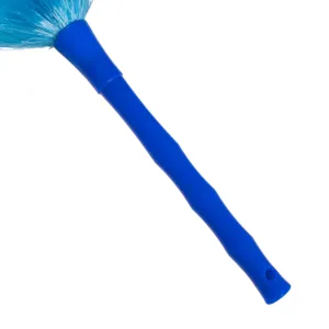 Detalle del mango de plástico azul y las cerdas del plumero electrostático para limpieza del hogar.