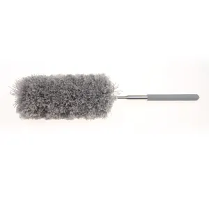 Detailansicht des ausziehbaren Mikrofasermikrofaser-Staubwedels mit grauem Kopf und verstellbarem Stab.