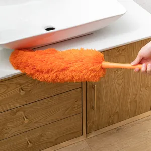 Vista detallada del plumero naranja que limpia fácilmente las superficies del baño y muebles.