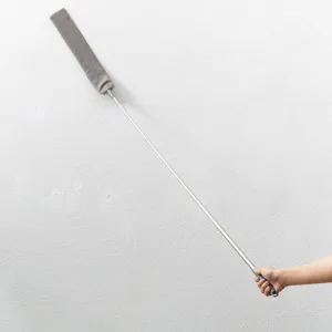 Vista detallada del plumero extensible con cabeza plana de microfibra para espacios.