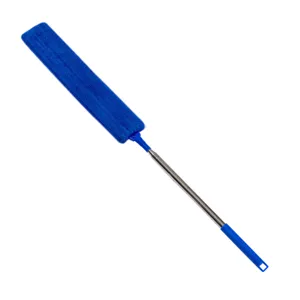 Vista detallada del plumero extensible de microfibra azul con barra telescópica.