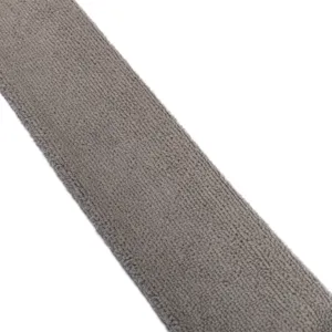 Primer plano detallado de la tira de repuesto de microfibra gris con textura suave.