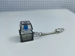 Close-up van een mechanische toetsenbordschakelaar sleutelhanger met blauwe schakelaar.