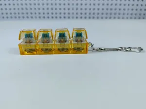 Detailweergave van een 4-toets transparant gele mechanische schakelaar tester sleutelhanger.