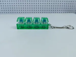 Detailweergave van een groene transparante mechanische toets-sleutelhanger