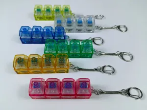 Close-up van kleurrijke doorschijnende 4-toets mechanische switch tester sleutelhangers.