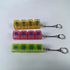 Set van drie kleurrijke transparante mechanische toetsenbordschakelaar fidget toy sleutelhangers