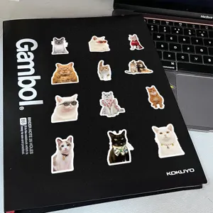 Vue détaillée d'autocollants de chats réalistes avec diverses expressions sur un carnet