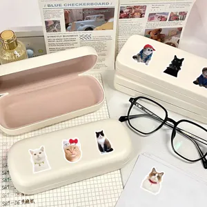 Gros plan d'autocollants de chats réalistes sur des étuis crème pour décoration DIY