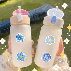 Tragbare matte Plastik-Tragflasche mit Strohhalm und Blumenaufklebern für den Alltag.