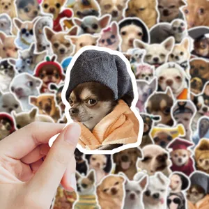Gros plan d'un autocollant drôle de mème Chihuahua tenu sur un joli fond de collage