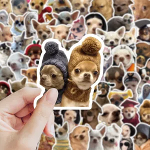 Gros plan d'autocollants Chihuahua montrant deux chiens avec des bonnets tricotés