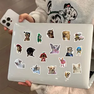 Vue détaillée de 80 autocollants réalistes de chiots Chihuahua sur un ordinateur blanc