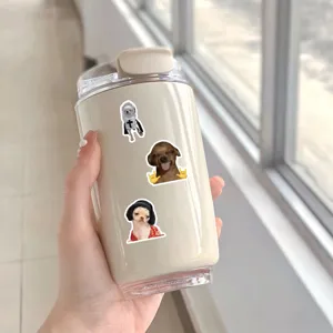 Autocollants drôles de chihuahua avec des expressions comiques sur un mug crème