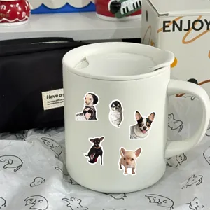 Autocollants réalistes de chiens Chihuahua sur mug blanc, décalcomanies animaux drôles.