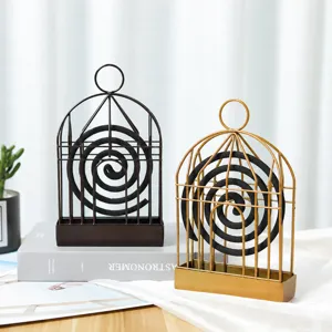 Detail weergave ijzeren vogelkooi muggenspiraal houder, stijlvolle decoratieve wierookbrander.