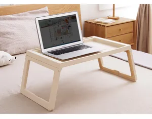 Cremefarbener faltbarer Laptoptisch für das Bett in einem gemütlichen Schlafzimmer